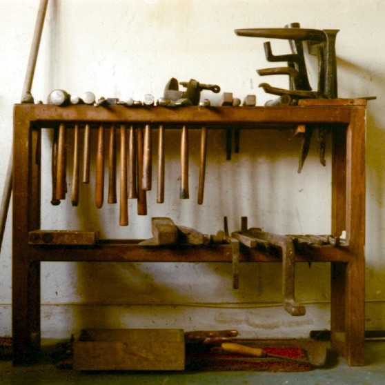 Hamerstandaard in atelier van Marinus Zwollo